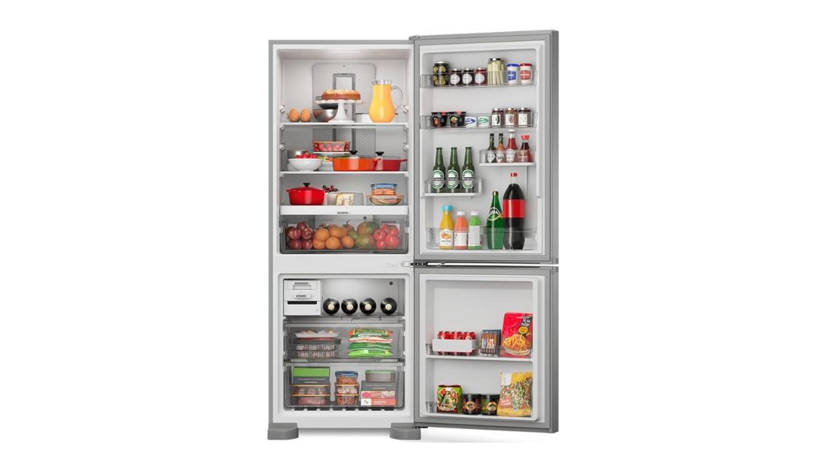 Interior da geladeira Brastemp BRE57FK mostrando prateleiras e freezer