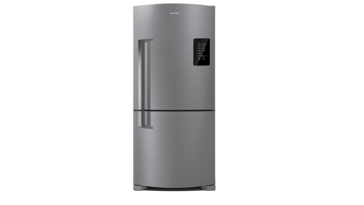 Geladeira Brastemp BRE85AK Frost Free Inverse 588L com Smart Bar em inox na cozinha